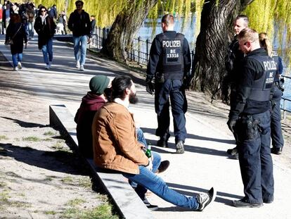 Policías patrullando en un parque de Berlín este fin de semana.