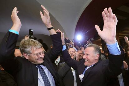 Joerg Meuthen (izquierda) y Georg Pazderski,l&iacute;deres de la AfD, celebran los resultados de Berl&iacute;n. 