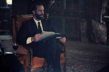 El look del comandante Waterford (Joseph Fiennes) está inspirado en los galanes de Alfred Hitchcock.