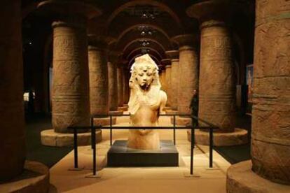 Estatua de Tutankamón, entre las réplicas de las columnas del templo de Karnak, que se exhibe en la exposición madrileña <i>Faraón. </i>