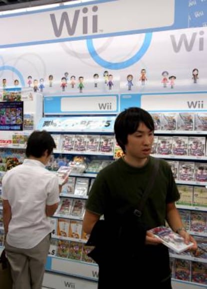 La Wii U incluirá el nuevo servicio Nintendo TVii, que permitirá agrupar en un solo mando todos los servicios de televisión, grabarlos y, gracias a internet, obtener más información sobre ellos o interactuar en la red. EFE/Archivo