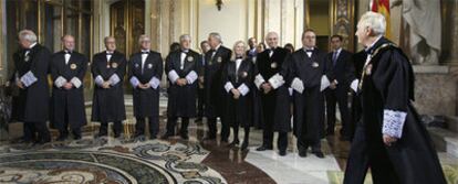 Carlos Dívar, a la derecha, a su llegada a la ceremonia de apertura del Año Judicial en el Tribunal Supremo.