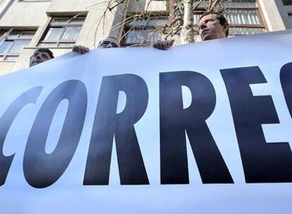 Unos 150 carteros se han concentrado hoy ante el Parlamento de Galicia para pedir que se rechace la sustitución del reparto del correo en el medio rural por buzones.