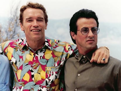 Uma foto impensable em 1990: Arnold Schwarzenegger e Sylvester Stallone, megaestrellas de cinema e inimigos declarados, posando juntos para a imprensa no Festival de Cannes.