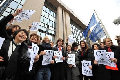 Eurodiputadas ataviadas con corbatas, bigotes y falsos currículos, en una protesta en 2009 contra la discriminación sexual en los puestos de poder de la UE (AFP).