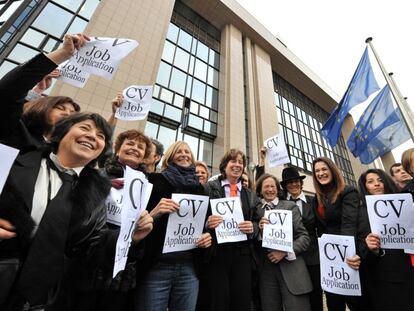 Eurodiputadas ataviadas con corbatas, bigotes y falsos currículos, en una protesta en 2009 contra la discriminación sexual en los puestos de poder de la UE (AFP).