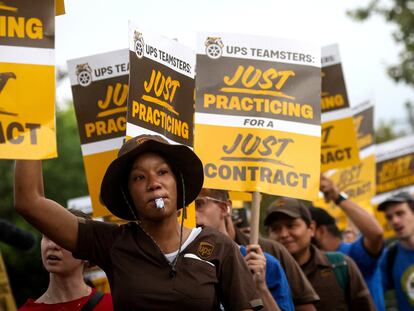 Trabajadores de UPS se manifiestan por un nuevo convenio ante un almacén de la empresa, el 14 de julio en Nueva York.