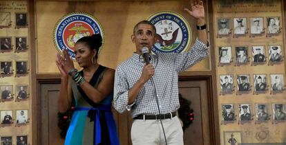 O casal Obama na base militar do Havaí em 25 de dezembro.