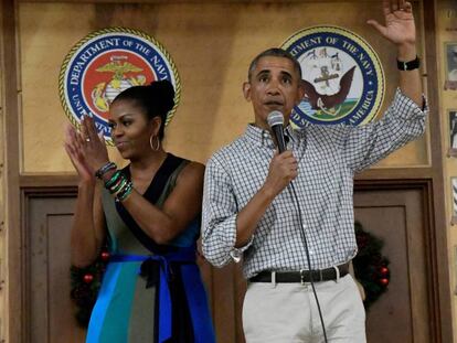 O casal Obama na base militar do Havaí em 25 de dezembro.