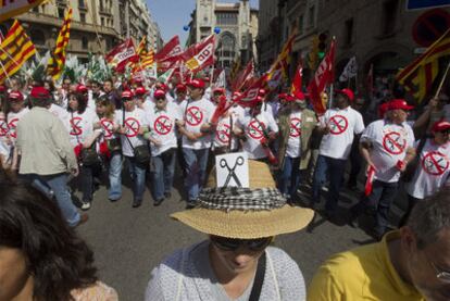 Manifestación en Barcelona contra el plan de ahorro en servicios sociales previsto por la Generalitat.