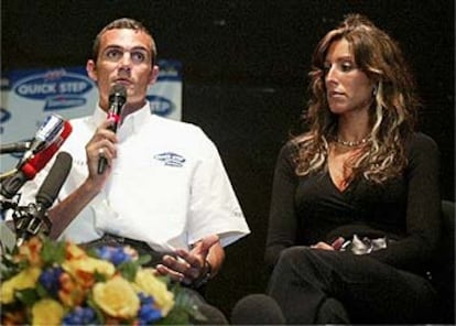 Richard Virenque, junto a su esposa, durante la conferencia de prensa en Pars.