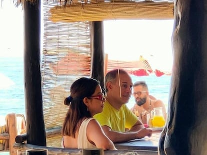 Hugo López-Gatell en un restaurante de una playa de Oaxaca.