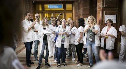 Protesta de enfermeros y auxiliares sanitarios en el hospital Vall d'Hebron.