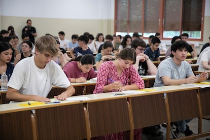 Estudiantes durante el examen de selectividad en la Facultad de Biología de la Universidad de Barcelona.