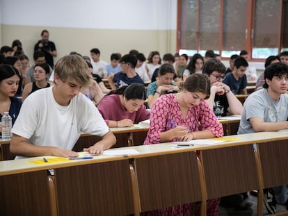 Estudiantes durante el examen de selectividad en la Facultad de Biología de la Universidad de Barcelona.