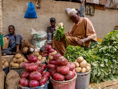 Vista del mercado Wuse Bazaar en Abuja, Nigeria, el 18 de febrero de 2024. La tasa de inflación del país se ha disparado en enero y el naira ha caído a mínimos.