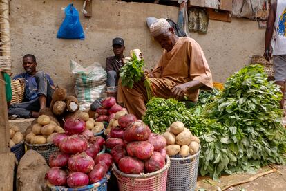 Vista del mercado Wuse Bazaar en Abuja, Nigeria, el 18 de febrero de 2024. La tasa de inflación del país se ha disparado en enero y el naira ha caído a mínimos.