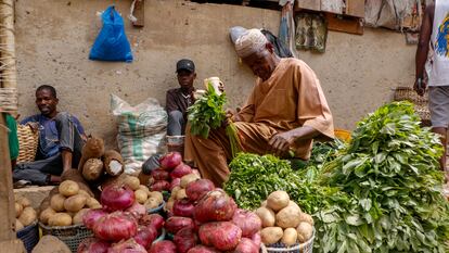 Vista del mercado Wuse Bazaar en Abuja, Nigeria, el 18 de febrero de 2024. La tasa de inflación del país se ha disparado en enero y el naira ha caído a mínimos.