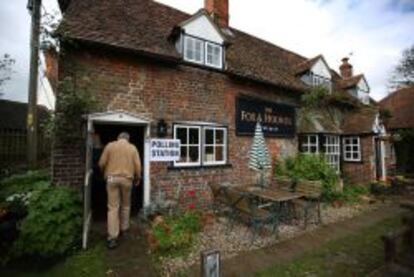 Un centro electoral en el pub Fox and Hounds en Christmas Common, Inglaterra.