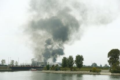 La actividad se ha paralizado en los dos centros industriales afectados, con lo que BASF acumula 16 interrupciones de la producción en alguna de sus plantas alemanas en lo que va de año, frente a los 13 incidentes registrados en el conjunto de 2015. En la imagen, vista general del incendio en la planta de Ludwigshafen.