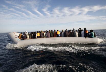 Un grupo de inmigrantes tratan de llegar a Europa, antes de ser detenidos por los guardacostas libios y obligados a dirigirse de vuelta a Trípoli (Libia).