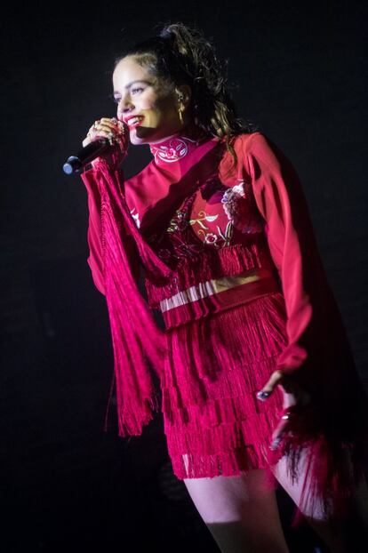 Rosalía eligió este vestido rojo para la actuación que ofreció en Londres el pasado 17 de octubre en el Village Underground, un local situado en el alternativo barrio de Shoreditch, al este de la capital británica. La catalana, de 25 años, ofreció su repertorio acompañada por un grupo de bailarinas vestidas de blanco que acompasaron en una coreografía muy 'beyonceniana'.