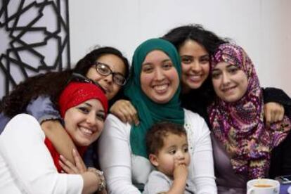 Varias mujeres de la mezquita, antes de celebrar el 'iftar'.