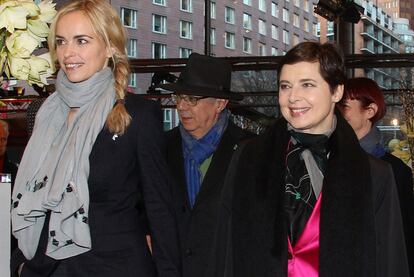 Los miembros del jurado Nina Hoss, Dieter Kosslick e Isabella Rossellini a su llegada hoy en el segundo día de Berlinale. El festival ha reducido el número de películas en competición, que han pasado de 20 en 2010 a 16 en 2011.