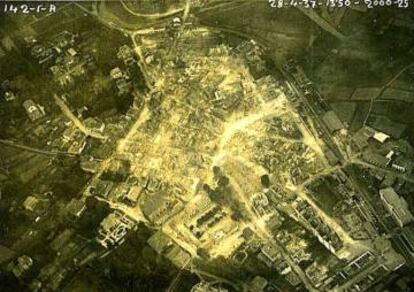Fotos aéreas inéditas de Gernika tomadas el 28 de abril de 1937, dos días después de ser arrasada por la Legión Cóndor.