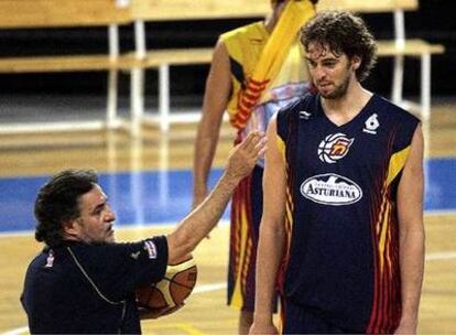 Pepu Hernández da instrucciones al equipo ante la mirada de Pau Gasol