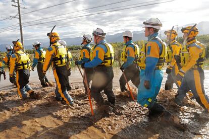 La policía registra una zona inundada y llena de lodo, este lunes.