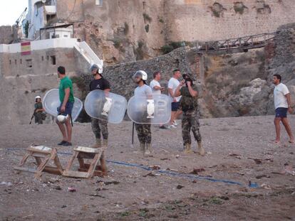 Militares españoles en la frontera con Marruecos en el Peñón de Vélez.