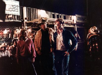 A principios de los ochenta inicia un periplo en Norteamérica con el difícil rodaje de 'Río abajo' (1984), que le supone serios apuros económicos. En la imagen, Victoria Abril y David Carradine (centro), en un fotograma de la película.