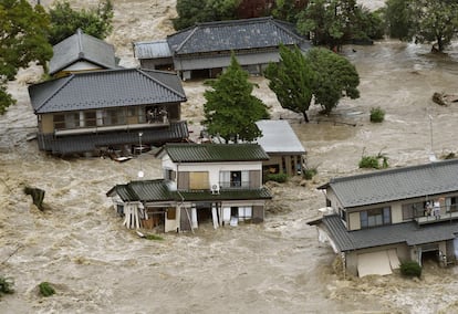 La mayor parte del este de Japón sufrió los estragos de sus mayores inundaciones en décadas, con la evacuación de más de 100.000 personas mientras el Ejército tuvo que implicarse para llevar a cabo espectaculares operaciones de rescate. En la imagen, varias personas se encuentran atrapadas en sus casas durante las inundaciones en la localidad japonesa de Joso.