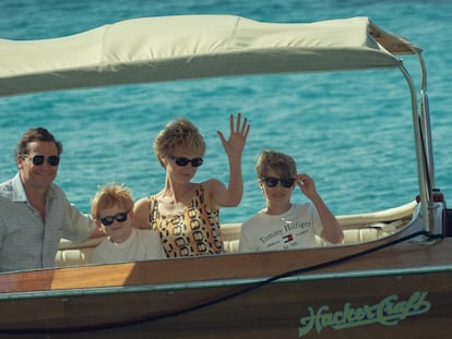 Dominic West, Teddy Hawley, Elizabeth Debicki y Timothee Sambor, como Carlos, Enrique, Diana y Guillermo, en el primer capítulo de la quinta temporada de 'The Crown'.