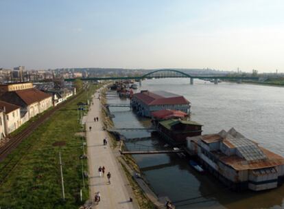 Paseo a lo largo del río Sava, en Belgado (Serbia). Algunas de las barcazas se han convertido en centros de ocio.