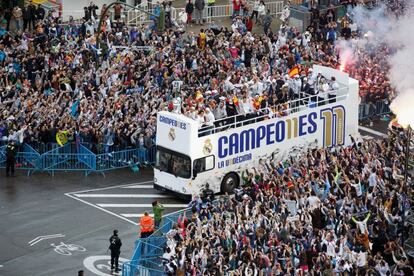 Los jugadores del Real Madrid celebran con los aficionados la victoria tras llegar desde Milán a las 6 de la mañana