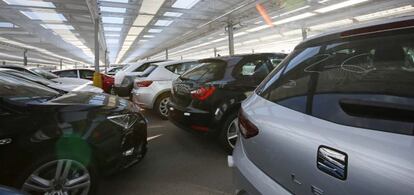 Zona de aparcamientos de los coches reci&eacute;n salidos de la fabrica de la empresa Seat en Martorell (Barcelona).