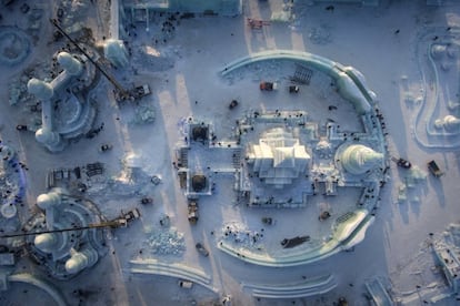 Las construcciones de hielo y nieve en Harbin a vista de dron.