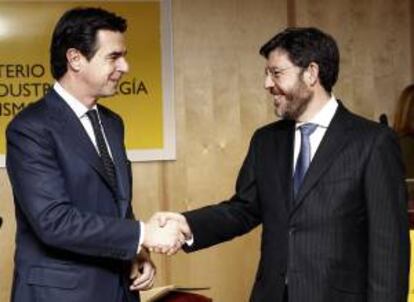 El ministro de Industria, Energía y Turismo, José Manuel Soria (i), da la mano al secretario de Estado de Energía, Alberto Nadal (d). EFE/Archivo
