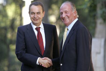El Rey Don Juan Carlos saluda a José Luis Rodríguez Zapatero a su llegada al palacio mallorquín de Marivent.