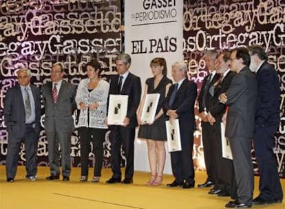 Los ganadores y los miembros del jurado: de izquierda a derecha, Juan Cruz, Jesús Ceberio, Montserrat Domínguez, Adolfo Suárez Illana, Amaya García, Jorge Martínez Reverte, Javier Moreno, Cristina Iglesias, Juan Luis Cebrián, Rosa Conde, Joaquín Estefanía y José María Ridao.