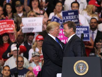 Donald Trump, con el senador Dean Heller el jueves en Las Vegas.