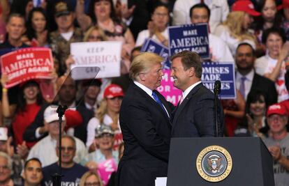 Donald Trump, con el senador Dean Heller el jueves en Las Vegas.