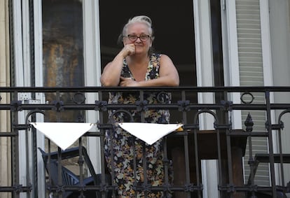 Una mujer se para en su balcón para conmemorar el aniversario del golpe militar, el 24 de marzo del año pasado, por la pandemia, las protestas no salieron a las calles pero ciudadanos se manifestaron desde sus casas.