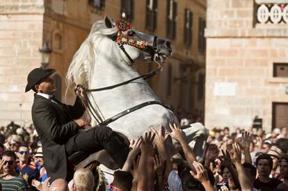 A la plaça des Born, atapeïda de gent, els cavalls són els protagonistes de les festes.