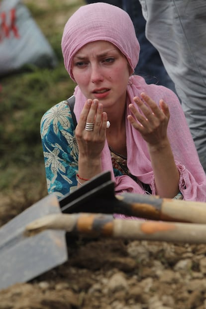 Una joven reza y llora frente a la fosa donde ha recibido sepultura una de las 613 víctimas de la matanza de Srebrenica, identificadas durante este año.