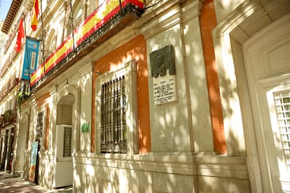 La placa de Largo Caballero en la fachada de la Junta Municipal de Chamberí