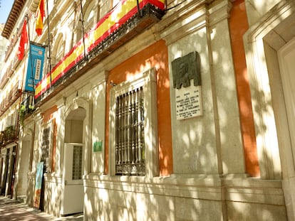 La placa de Largo Caballero en la fachada de la Junta Municipal de Chamberí