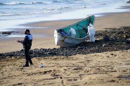 Cuatro hombres han fallecido en un cayuco que ha llegado esta madrugada a la playa del Cabezo, en El Médano (al sur de Tenerife), con 47 personas a bordo.